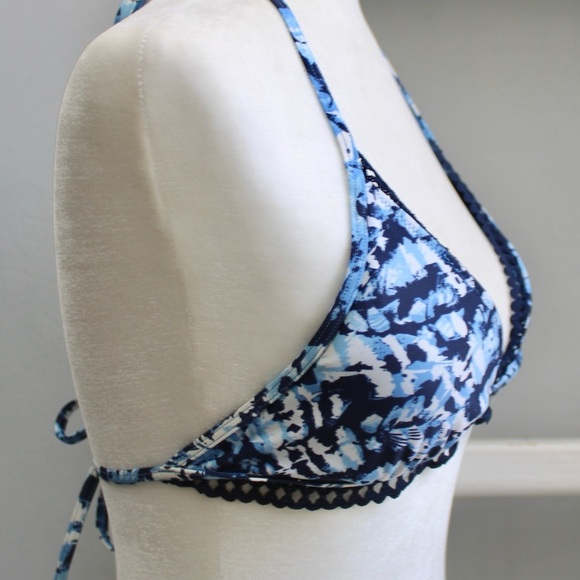 Aerie Blue and White Triangle Floral Print Crochet Trim Bikini Top Size Medium - Picture 3 of 4